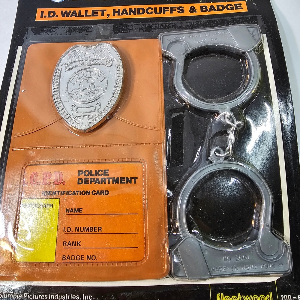 Vintage 1982 TJ Hooker Police Toy Set ID Wallet Handcuffs Badge Warped card - Picture 3 of 7